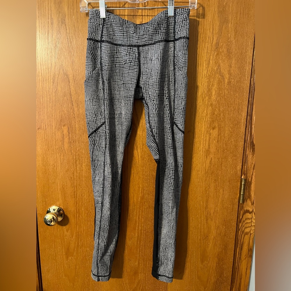 Lululemon leggings B&W size 4-6 13” across@waist. Zip pocket back